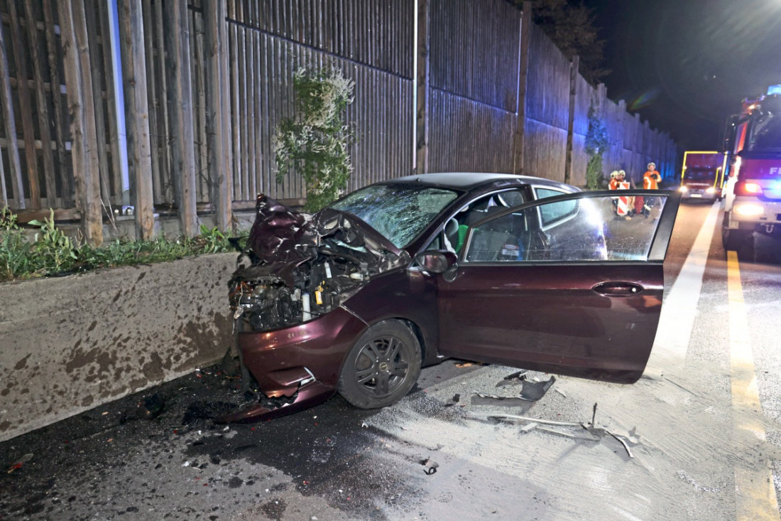 Unbeleuchtes Fahrzeug F Hrt Auf Der B Bei Ebersbach Zu Unfall Mit