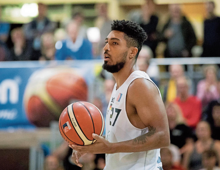 Wenzel bleibt ein Ritter Basketball Nürtinger Zeitung ntz.de