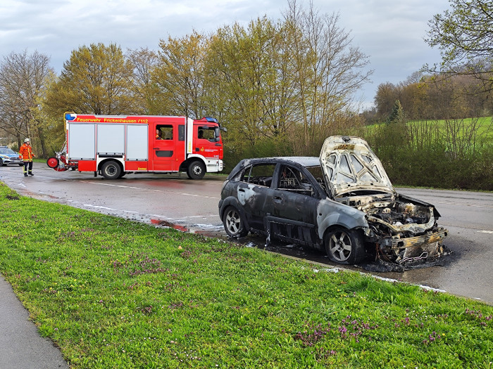 Feuerwehr löscht brennendes Auto am Ortseingang Frickenhausen