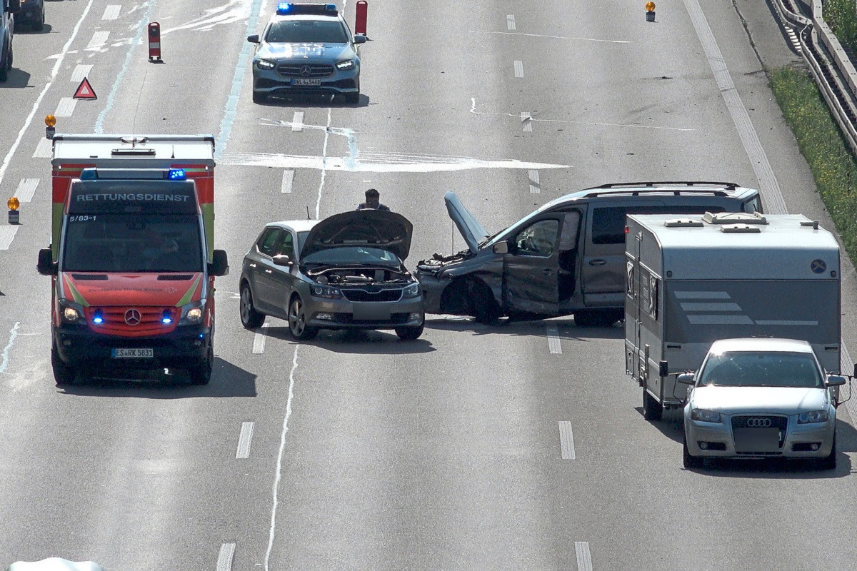 Unfall Mit Zwei Autos Führte Am Montagvormittag Zu Stau Auf Der A 8 Bei ...