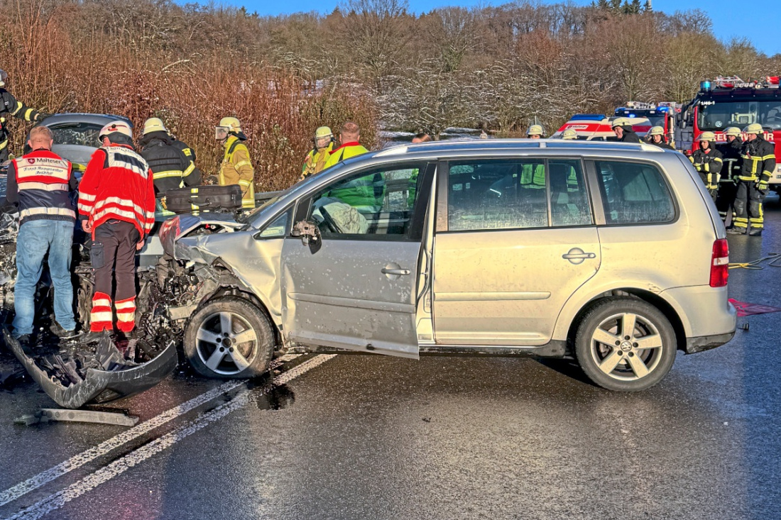 Zwei Frauen Schwer Verletzt Bei Frontalcrash Auf Der B 312 Bei ...