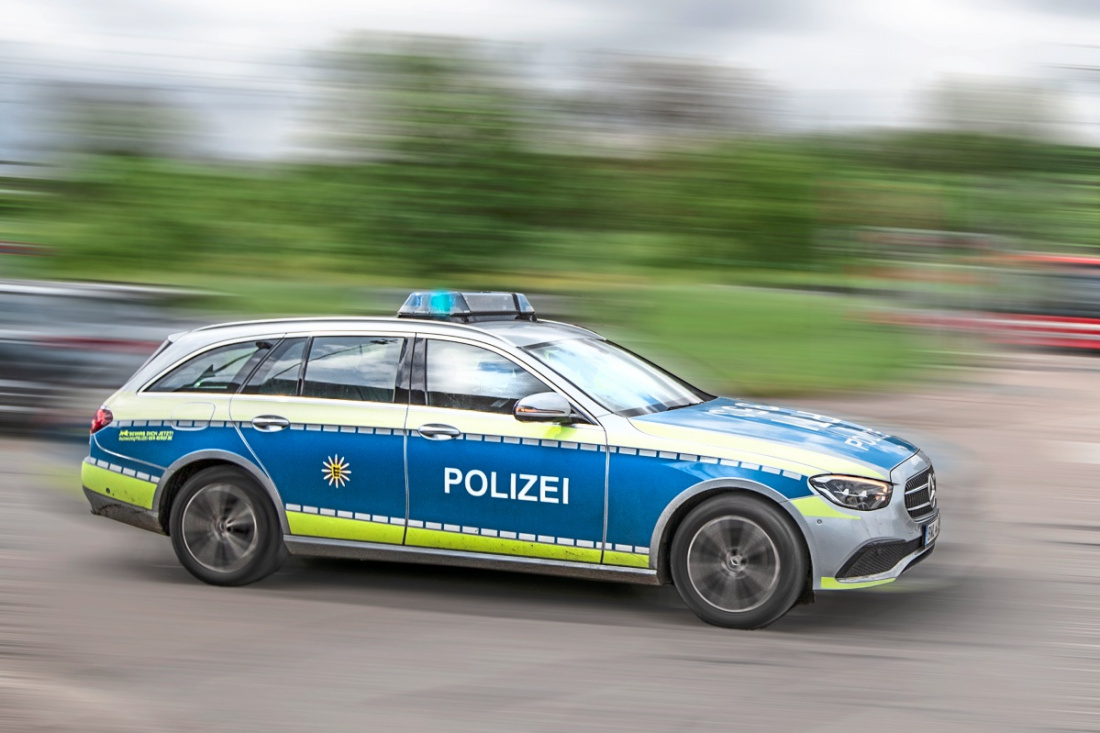 Polizist bei Unfallaufnahme in Neckartenzlingen von Auto erfasst