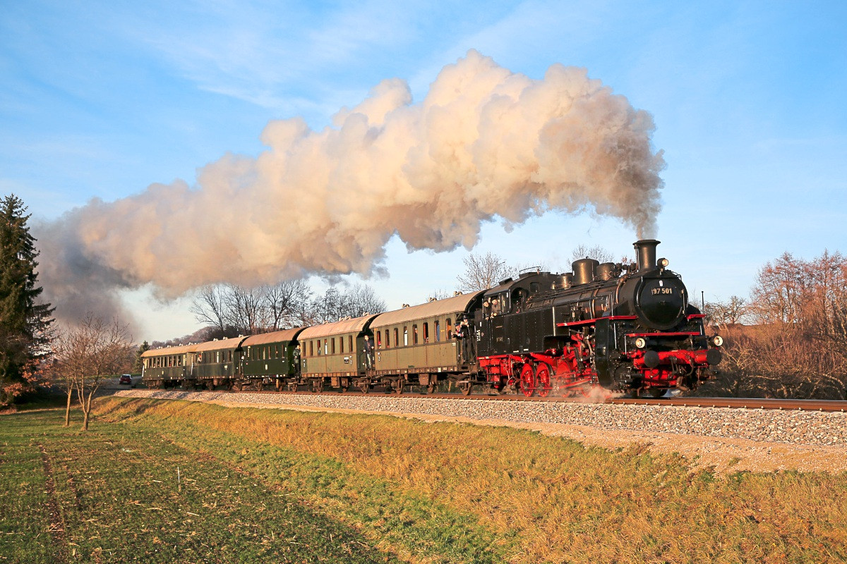 Tolles Foto: Dampflok Paula unter Volldampf auf dem Weg nach Neuffen ...