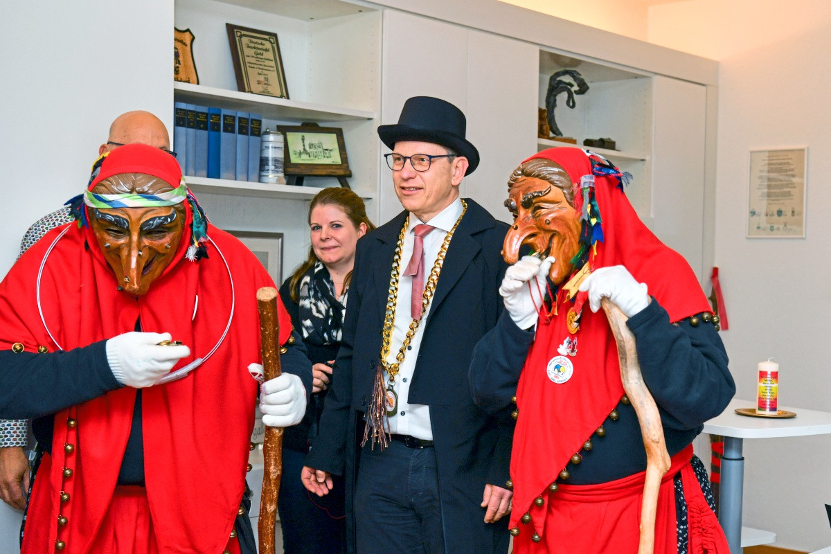 2024 Narren stürmen das Wendlinger Rathaus Wendlingen