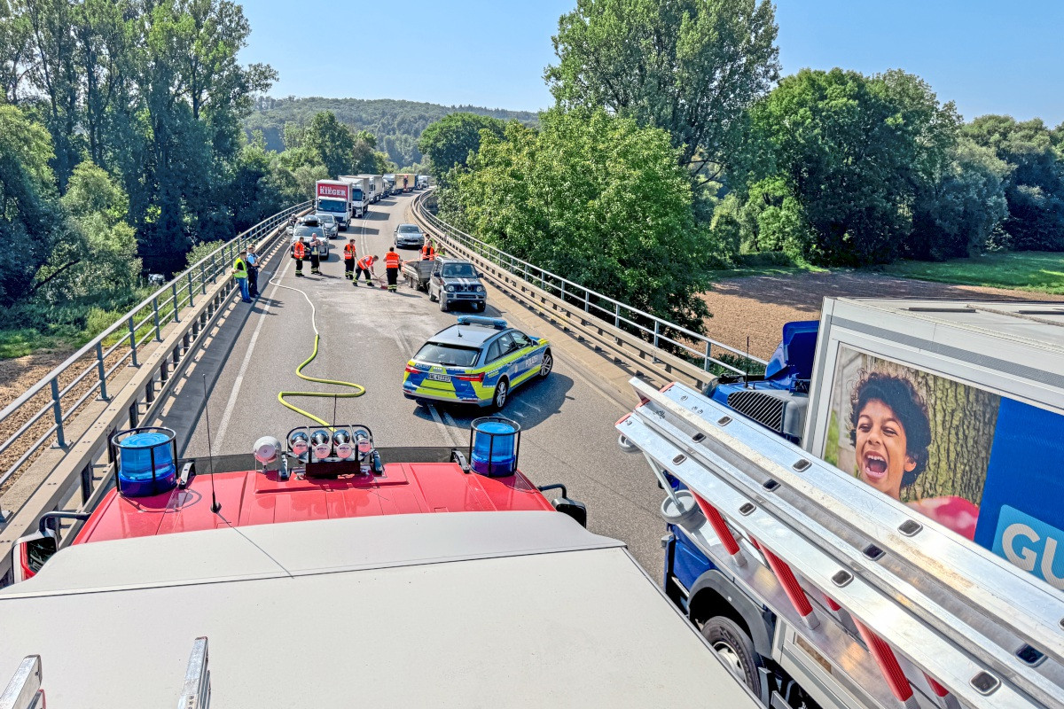 Feuerwehr Neckartailfingen verhindert Beton-Schwelle auf der B312