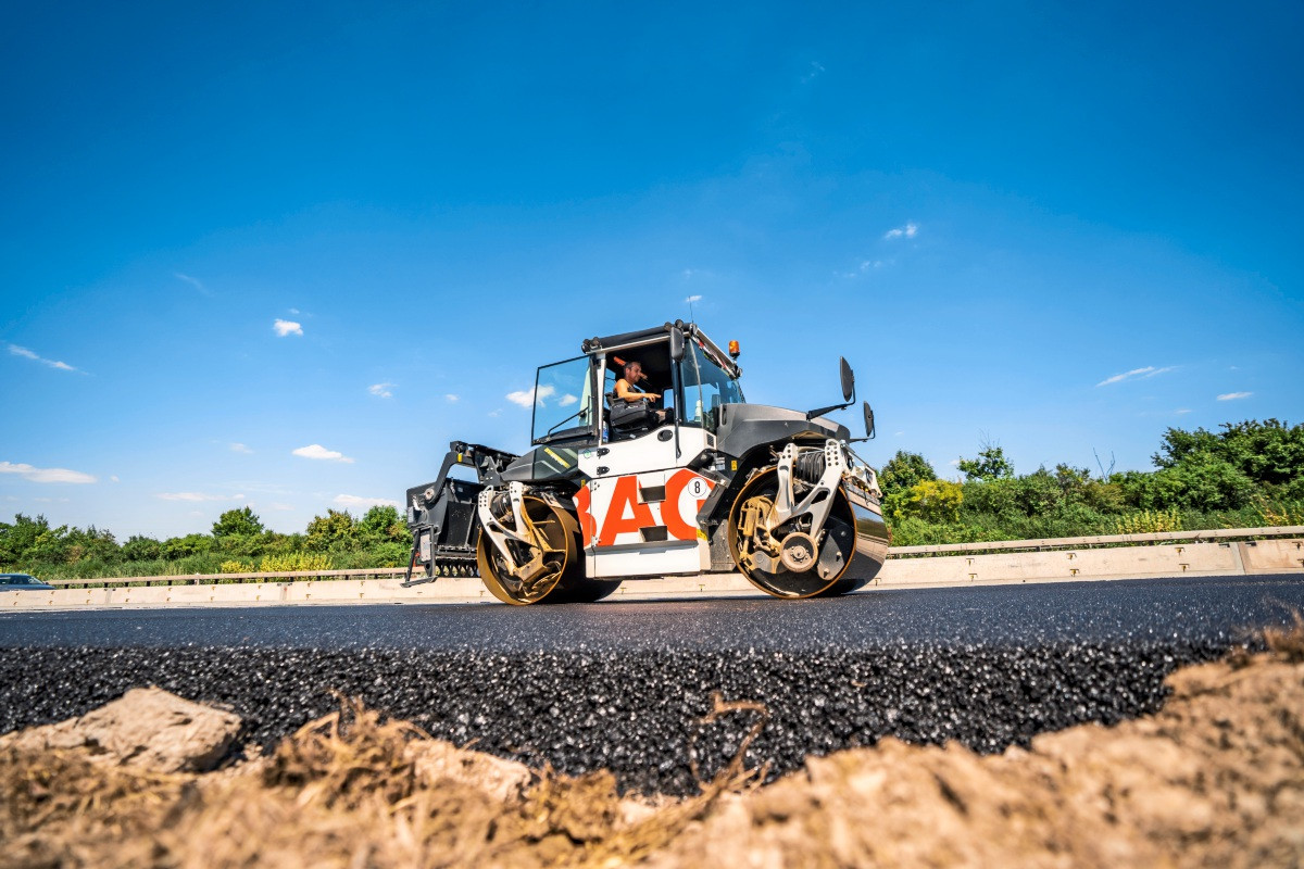 Nighttime paving work on the A8 near Kirchheim