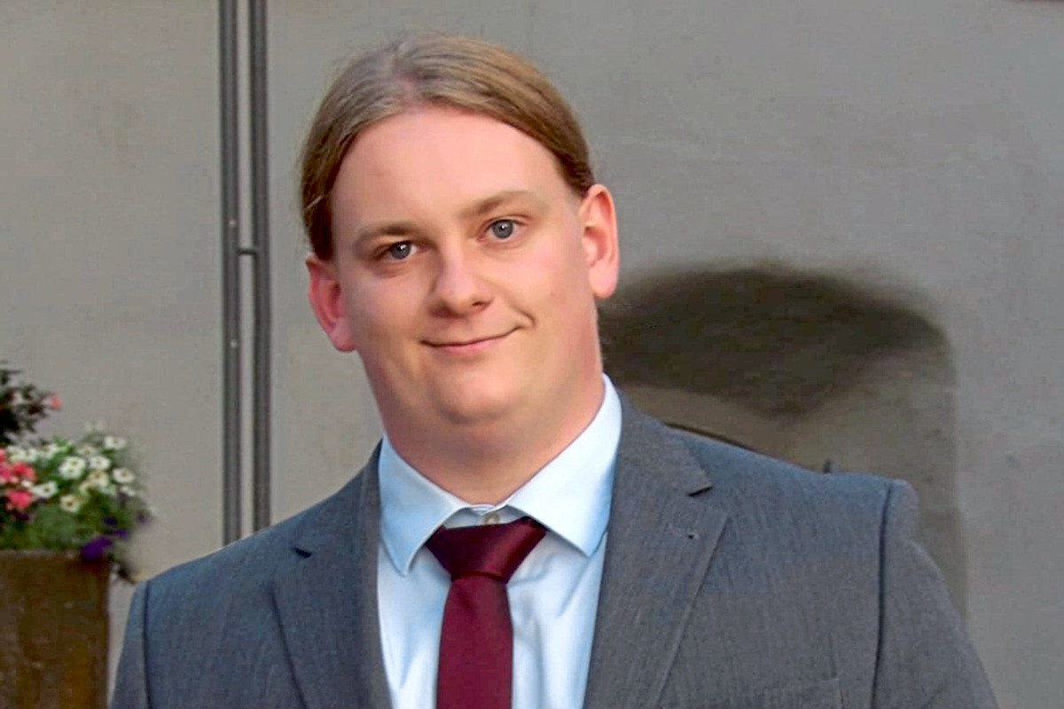 Daniel Friesch submits his application in Bempflingen at the last minute