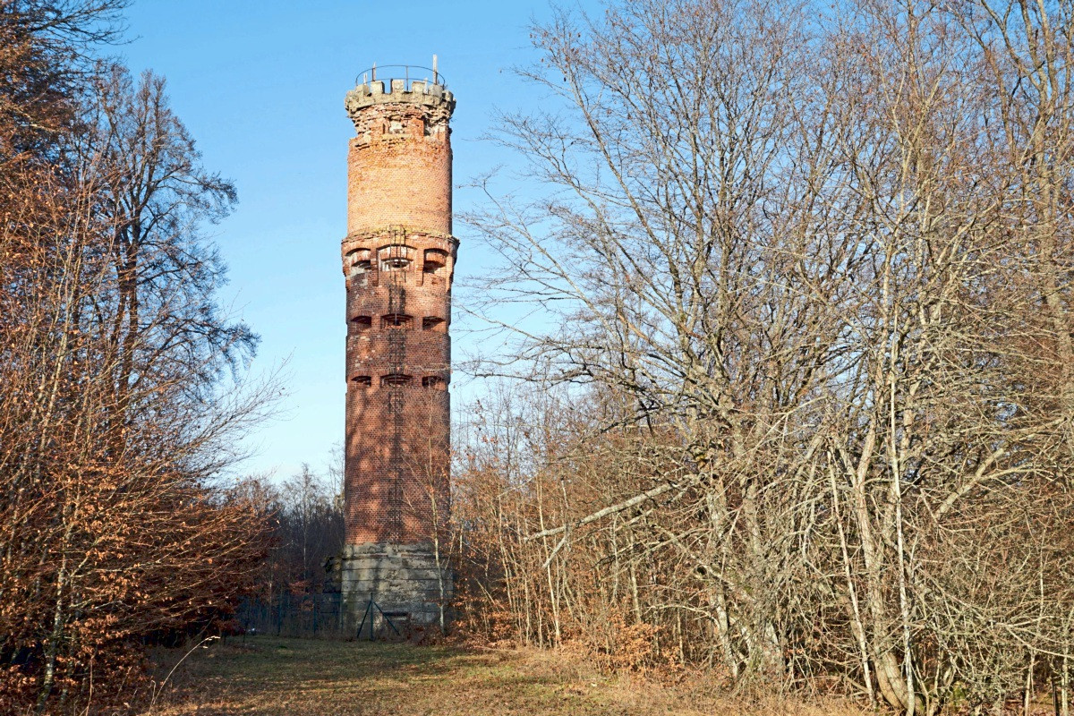 Der Beobachtungsturm Falkenhausen auf dem Münsinger Truppenübungsplatz ...