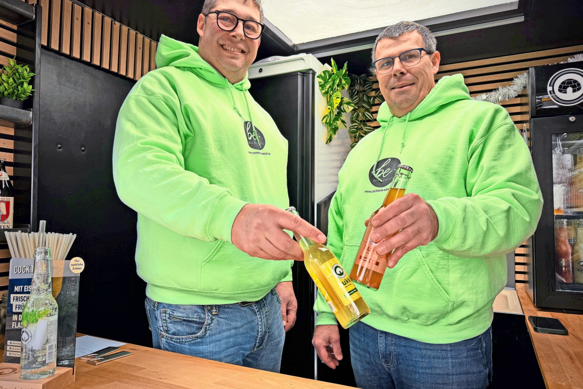 Jochen Beck aus Aichwald bietet Cocktails direkt aus der Flasche an