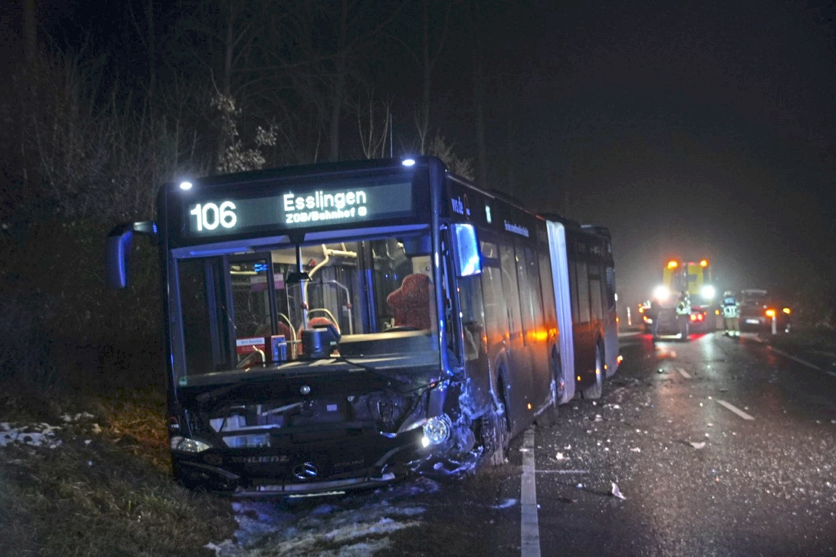 Overtaking maneuver fails: Three slightly injured after collision with ...