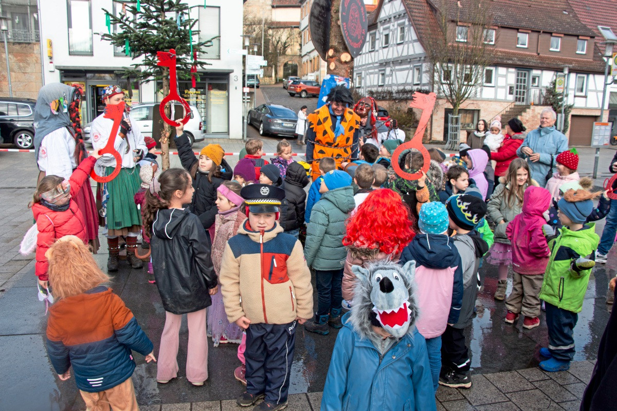 Rathaussturm Neckartailfingen: Kids binden Wolfgang Gogel an den ...
