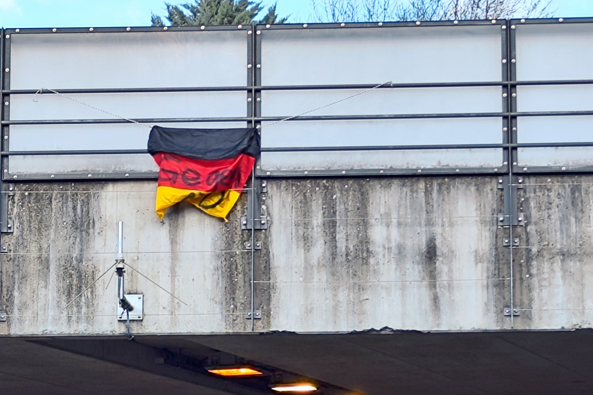 Was macht die Deutschland-Fahne am Beurener Tunnel?
