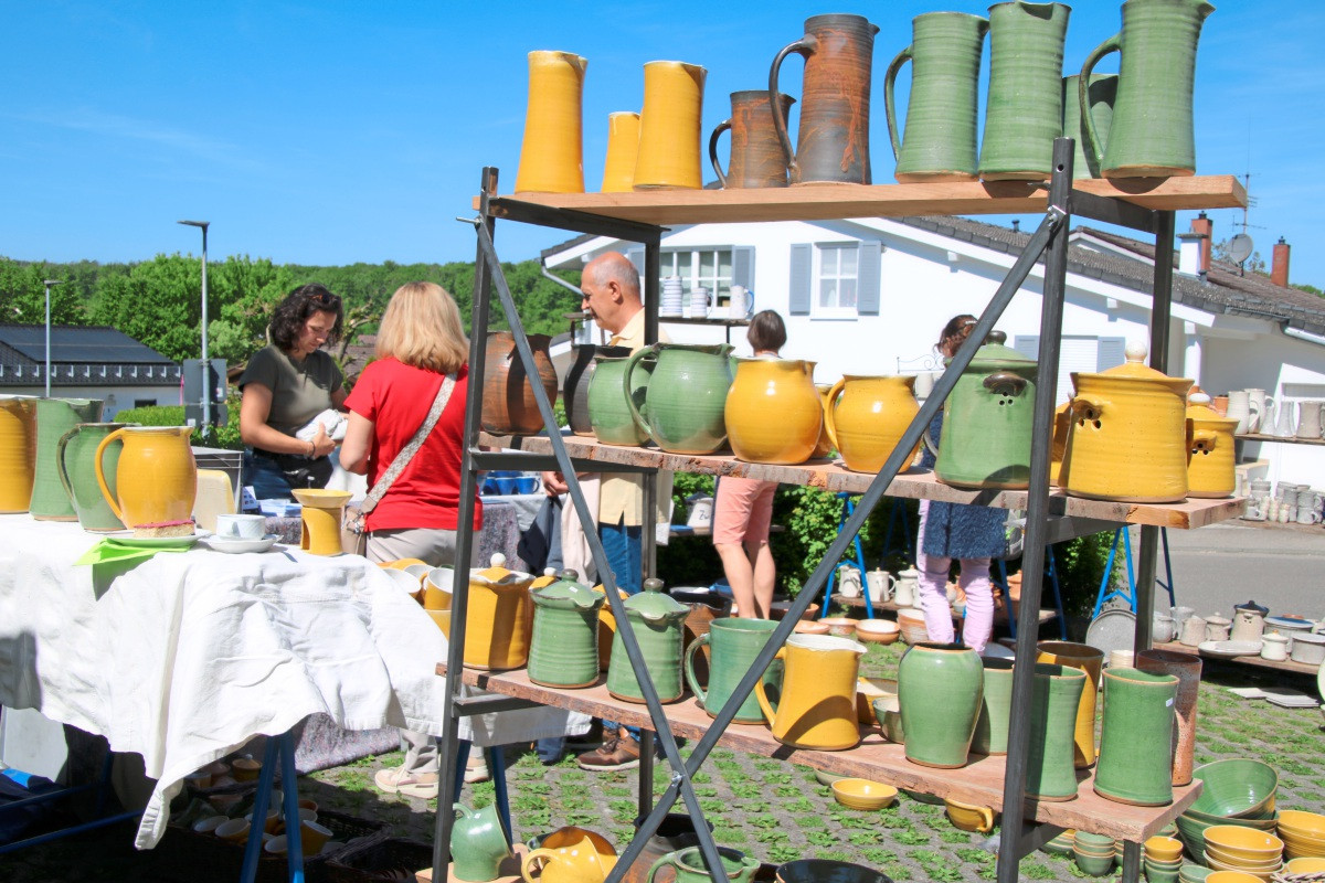 Pottery and artists' market in Frickenhausen
