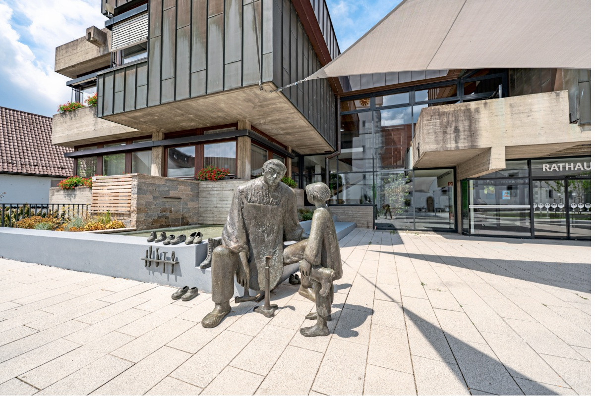 The shoemaker's fountain in Frickenhausen by the town hall is flowing ...