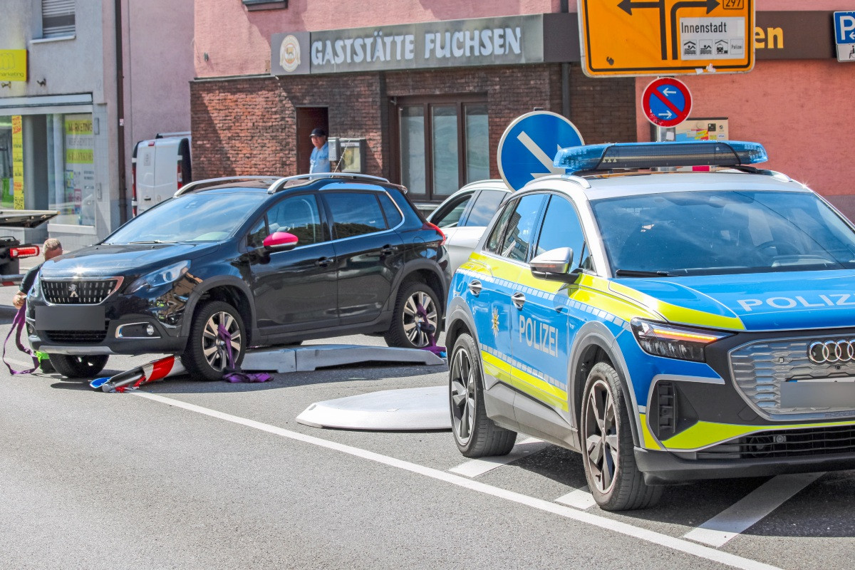 Another accident: Car crashes into traffic island on Neuffener Straße in ...